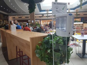 Automat cu dezinfectant la Shopping City
