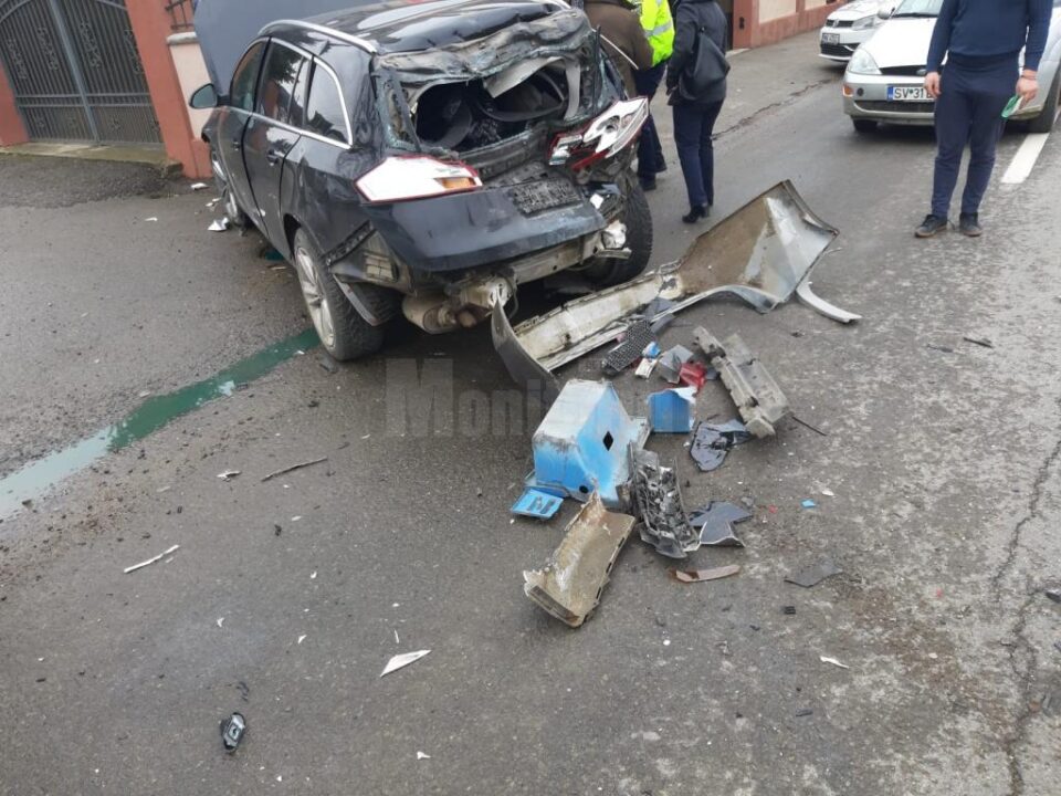Autoturismul Opel Insignia a fost lovit din spate și a ricoșat pe contrasens