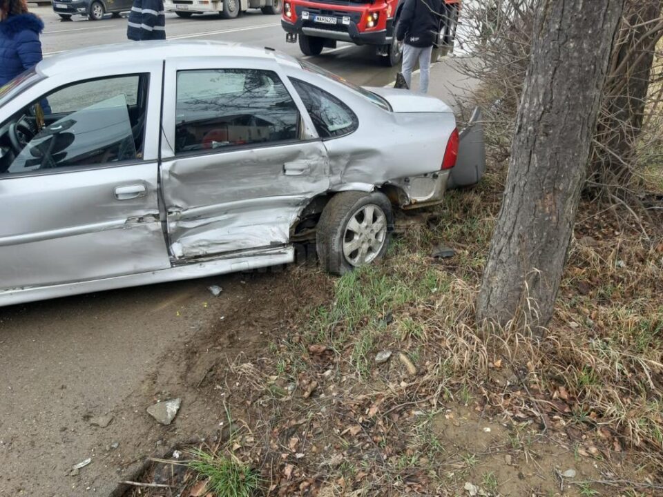 O femeie de 70 de ani din autoturismul Opel Vectra a fost rânită și a ajuns la spital