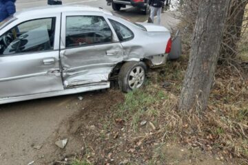 O femeie de 70 de ani din autoturismul Opel Vectra a fost rânită și a ajuns la spital