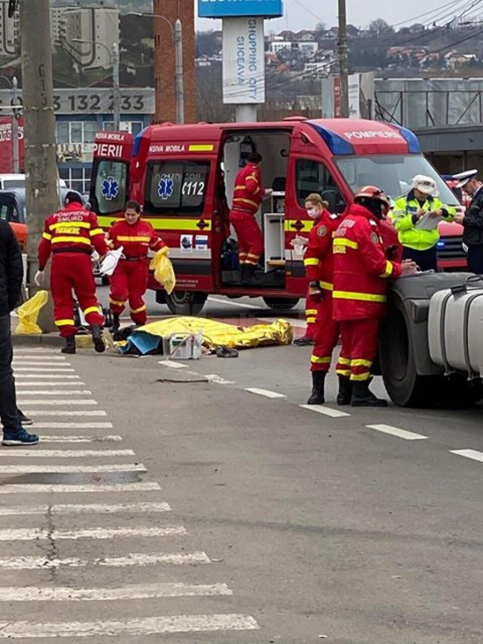 Bătrână accidentată mortal de un tir, pe trecerea de pietoni din fața Shopping City
