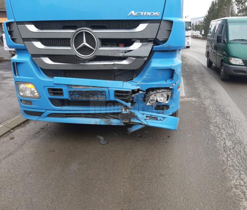 O femeie a ajuns la spital, în urma coliziunii dintre un autotren și două autoturisme