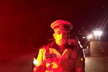 Polițiștii au preluat de la granițele județului în jur de 50 de mașini cu români și moldoveni care se întorc acasă