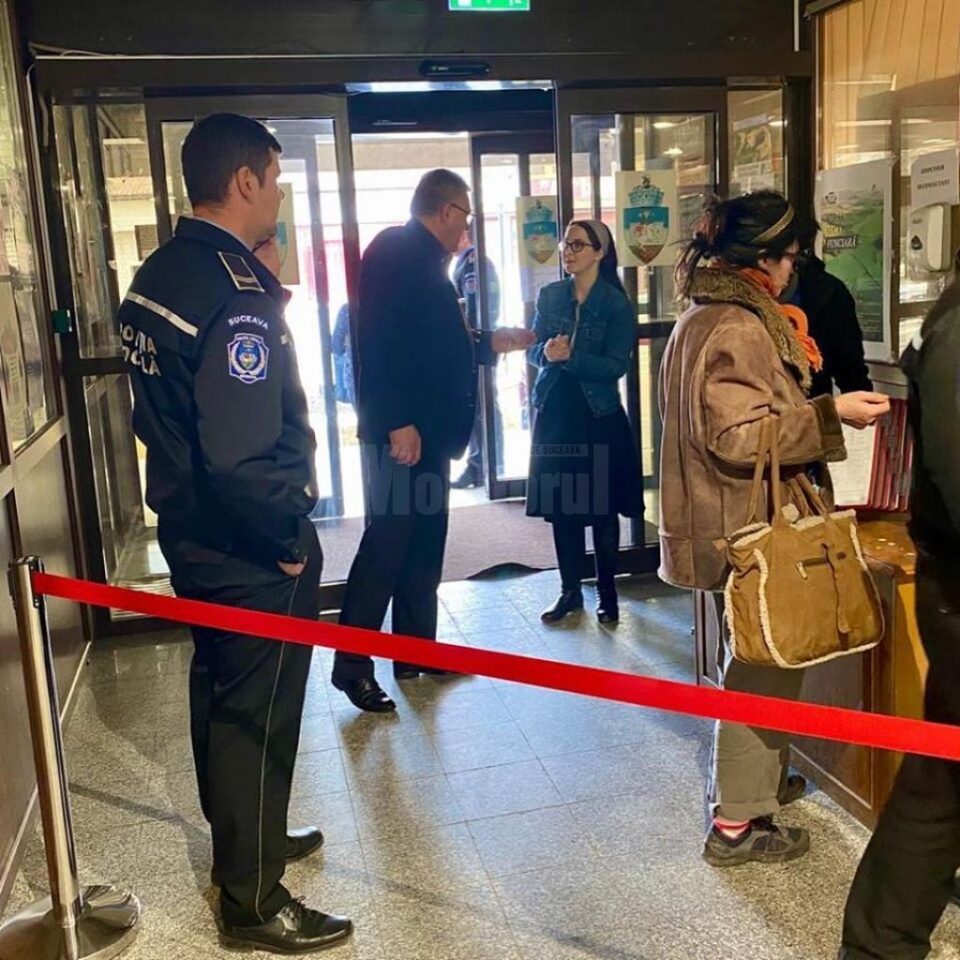 Masuri speciale pentru accesul vizitatorilor în Primăria Suceava 4