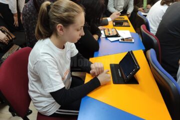 Profesorii ar putea să mențină legătura cu elevii prin mijloace tehnice de comunicare