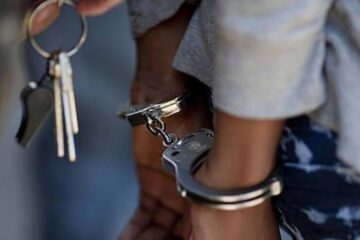 Femeia a început să devină agresivă verbal față de polițiști și a fost încătușată Foto: antena3.ro