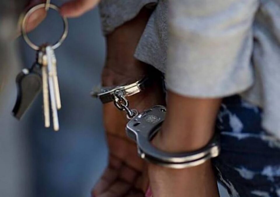 Femeia a început să devină agresivă verbal față de polițiști și a fost încătușată Foto: antena3.ro