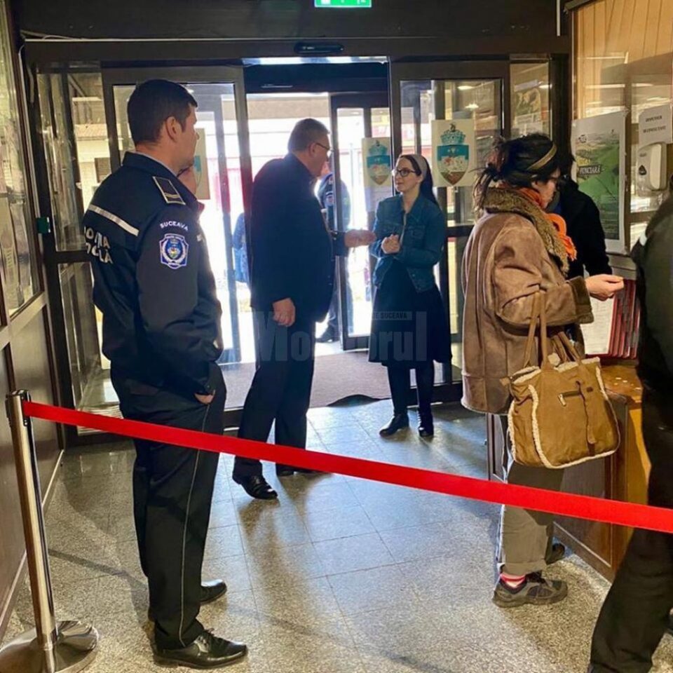 La intrarea în Primăria Suceava este prezent un ofițer de serviciu și câte un reprezentant al fiecărui departament care asigură serviciile corespunzătoare cetățenilor