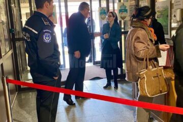 La intrarea în Primăria Suceava este prezent un ofițer de serviciu și câte un reprezentant al fiecărui departament care asigură serviciile corespunzătoare cetățenilor