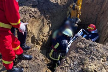Bărbat de 53 de ani, salvat după ce a fost îngropat sub un mal de pământ