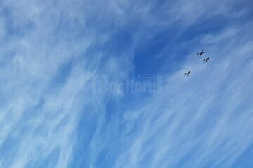 Trei avioane de luptă care au zburat deasupra Sucevei în formație de luptă în mai multe rânduri