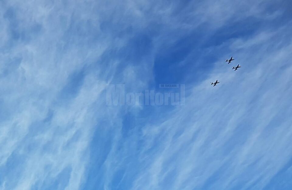 Trei avioane de luptă care au zburat deasupra Sucevei în formație de luptă în mai multe rânduri