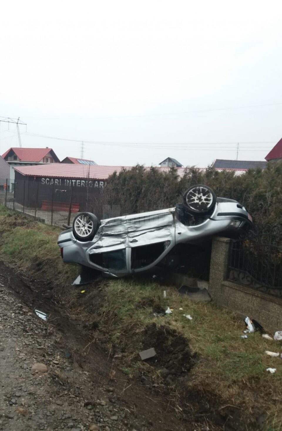 Autoturismul VW a fost proiectat pe gardul unei locuințe din apropierea drumului