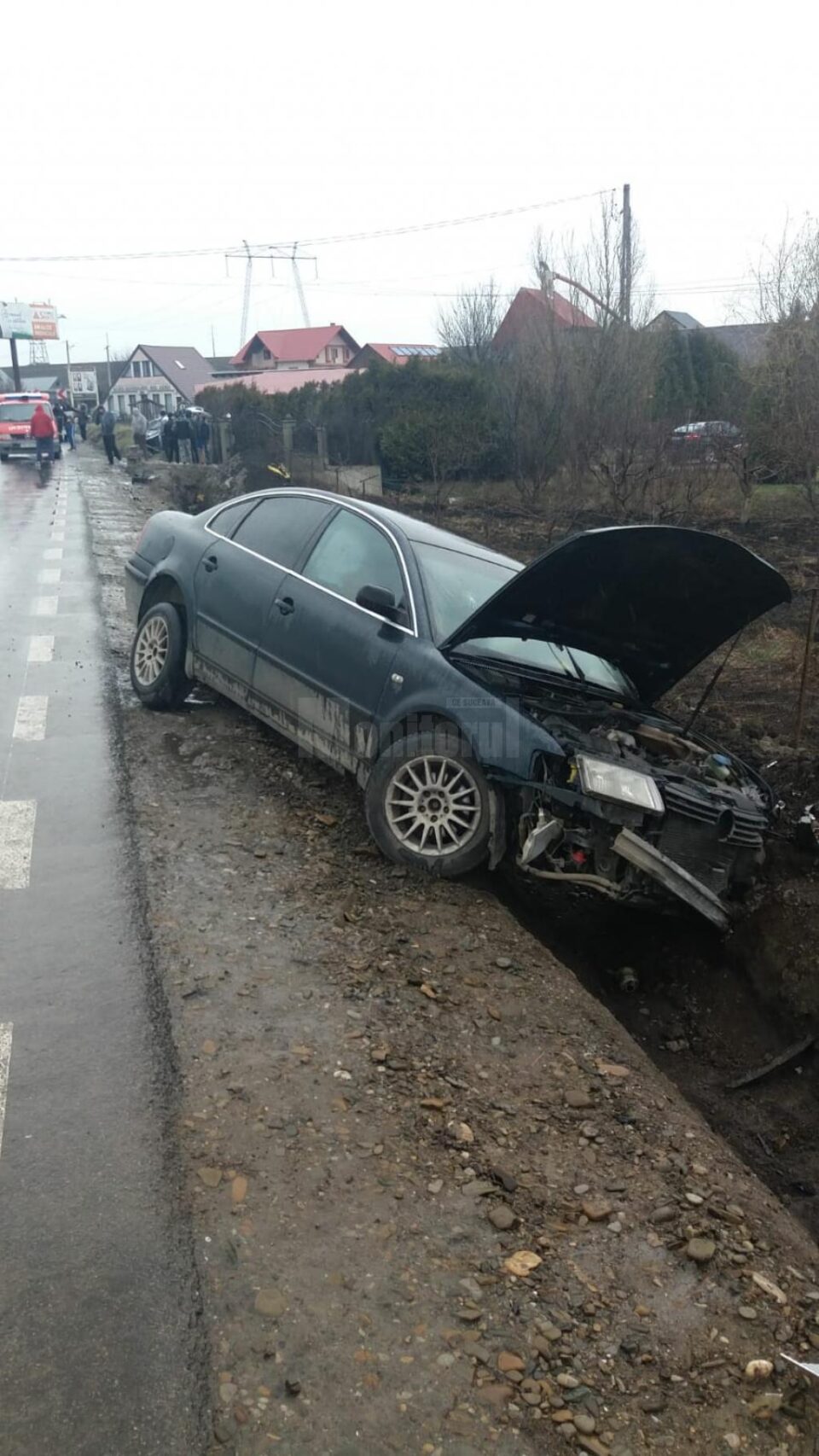 În urma impactului, autoturismul Opel a ajuns în șanțul de lângă drum