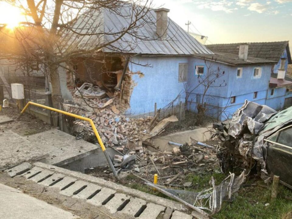 Casa distrusă de impact Casa distrusă de impact