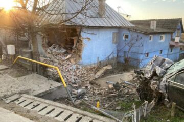 Casa distrusă de impact