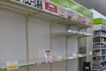 Rafturi goale în magazine din Japonia