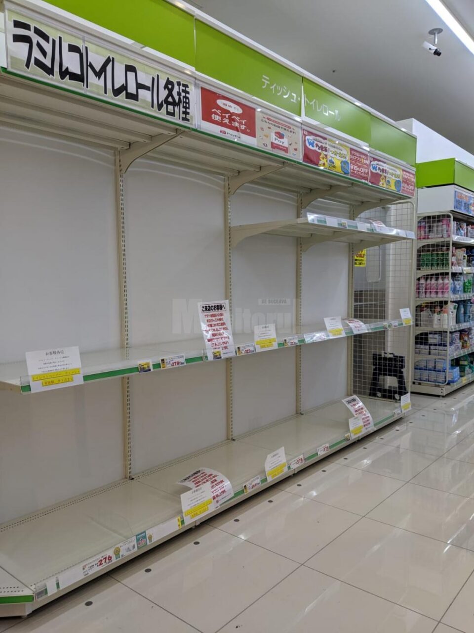 Rafturi goale în magazine din Japonia