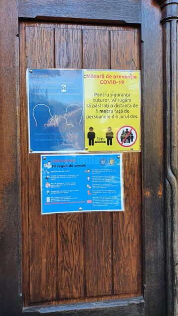 Slujba de la Mănăstirea Sfântul Ioan cel Nou de la Suceava, urmărită de suceveni pe un ecran din curtea mănăstirii