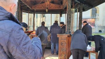 Slujba de la Mănăstirea Sfântul Ioan cel Nou de la Suceava, urmărită de suceveni pe un ecran din curtea mănăstirii