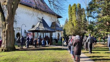 Slujba de la Mănăstirea Sfântul Ioan cel Nou de la Suceava, urmărită de suceveni pe un ecran din curtea mănăstirii