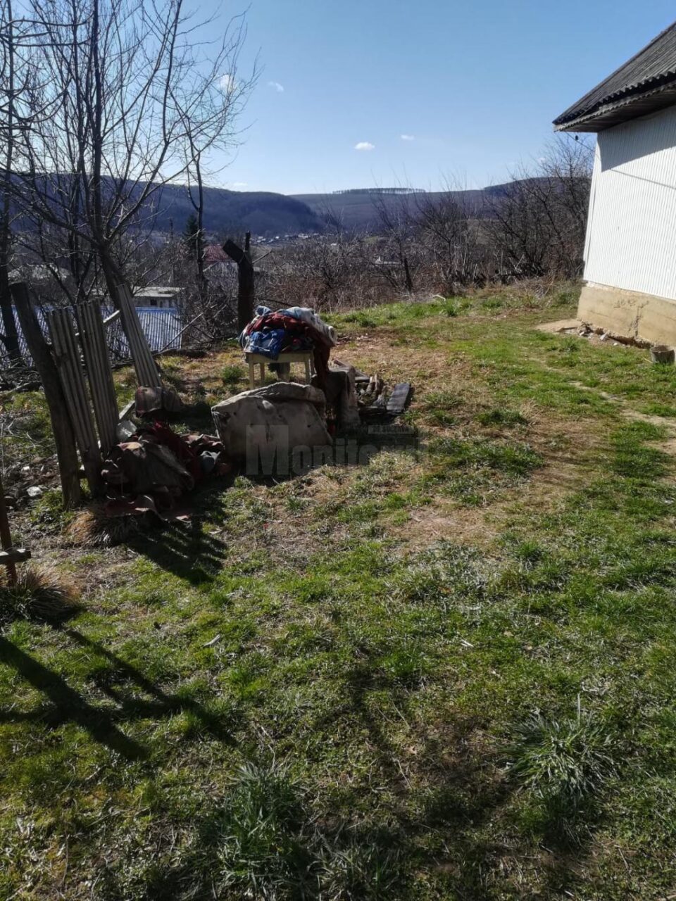 Bătrână intoxicată cu fum și cu arsuri la un picior după ce casa în care locuia a luat foc