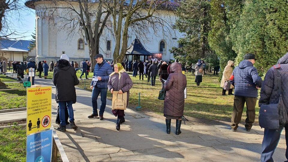 Slujba de ieri de la Mănăstirea Sfântul Ioan cel Nou de la Suceava a fost urmărită de suceveni pe un ecran din curtea mănăstirii