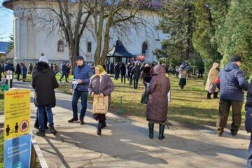 Slujba de ieri de la Mănăstirea Sfântul Ioan cel Nou de la Suceava a fost urmărită de suceveni pe un ecran din curtea mănăstirii