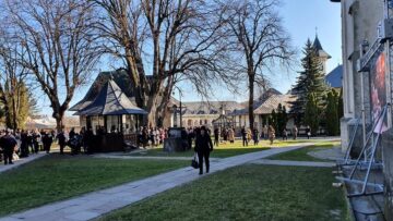 Slujba de la Mănăstirea Sfântul Ioan cel Nou de la Suceava, urmărită de suceveni pe un ecran din curtea mănăstirii