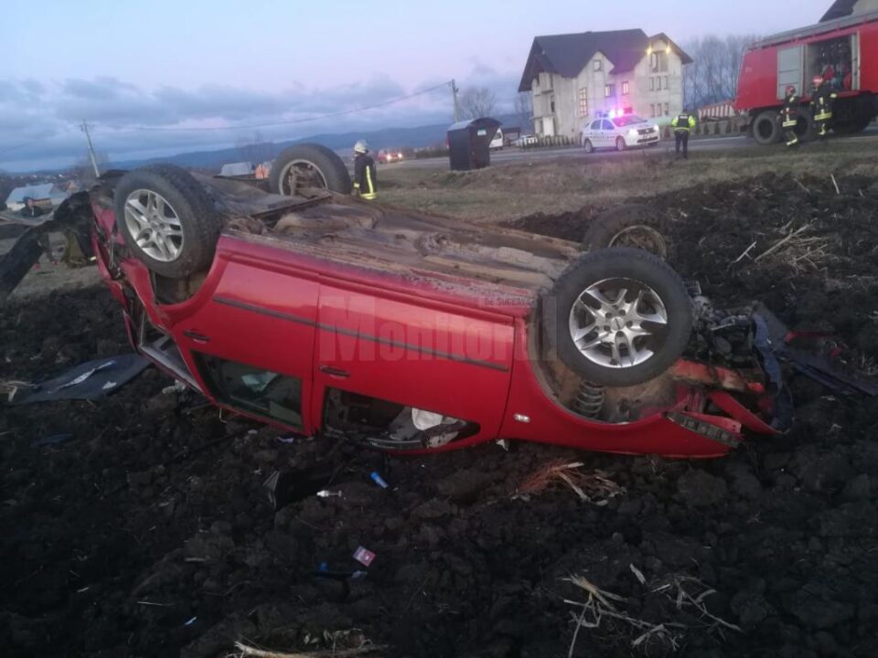 Un șofer băut s-a răsturnat cu mașina pe un ogor. El și pasagerul din dreapta au fost răniți