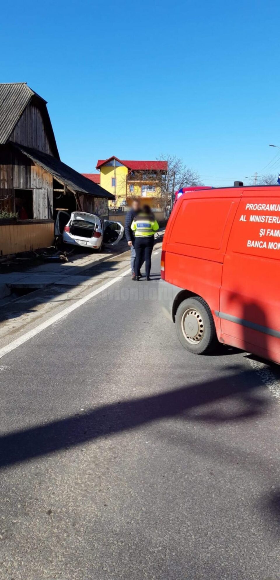 Un jandarm din Botoșani a făcut praf o mașină a Poliției Dumbrăveni și a băgat în spital și un agent