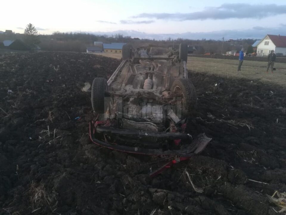 Un șofer băut s-a răsturnat cu mașina pe un ogor. El și pasagerul din dreapta au fost răniți