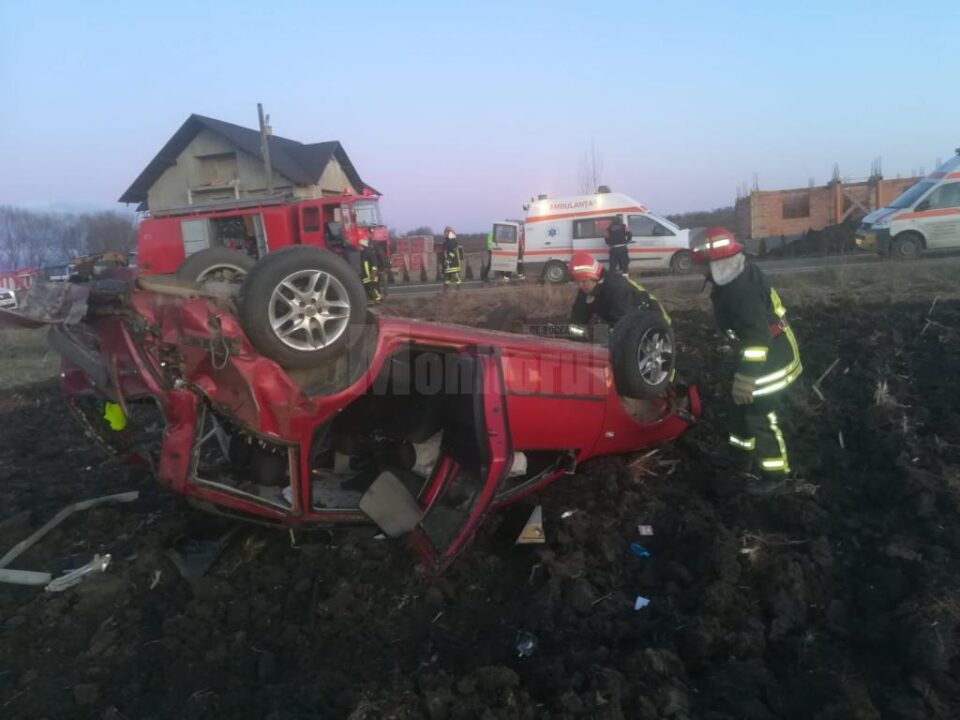 Mașina răsturnată pe ogor