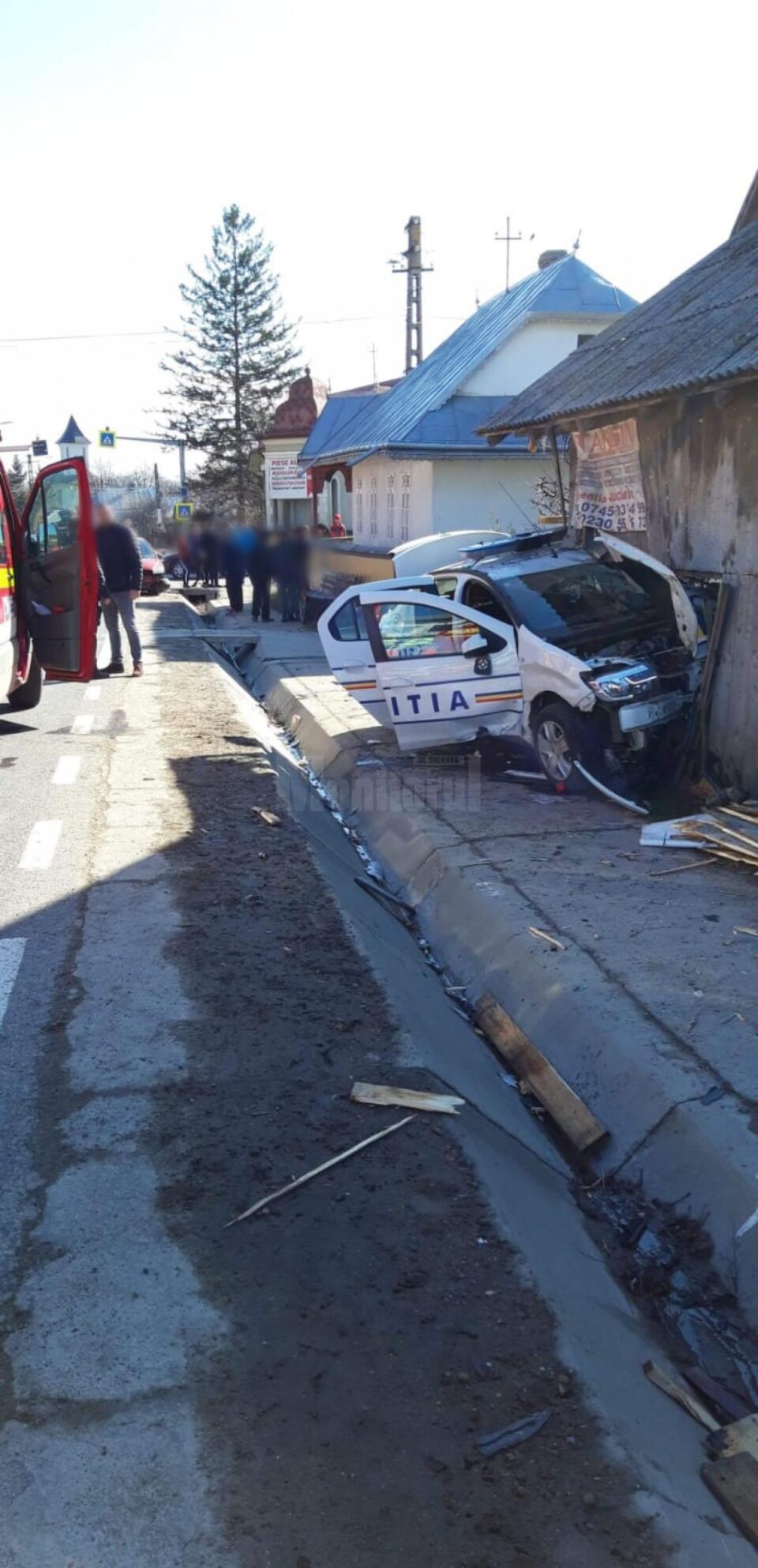 Mașina de poliție a fost aruncată într-o șură