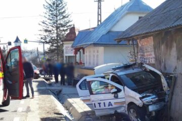 Mașina de poliție a fost aruncată într-o șură
