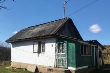 Bătrână intoxicată cu fum și cu arsuri la un picior după ce casa în care locuia a luat foc