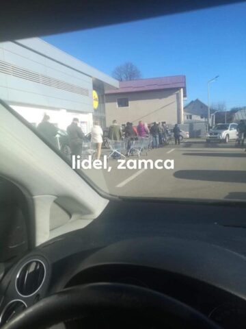 Ieri dimineață, sucevenii au luat cu asalt marile magazine. După-amiază lucrurile au revenit la normal