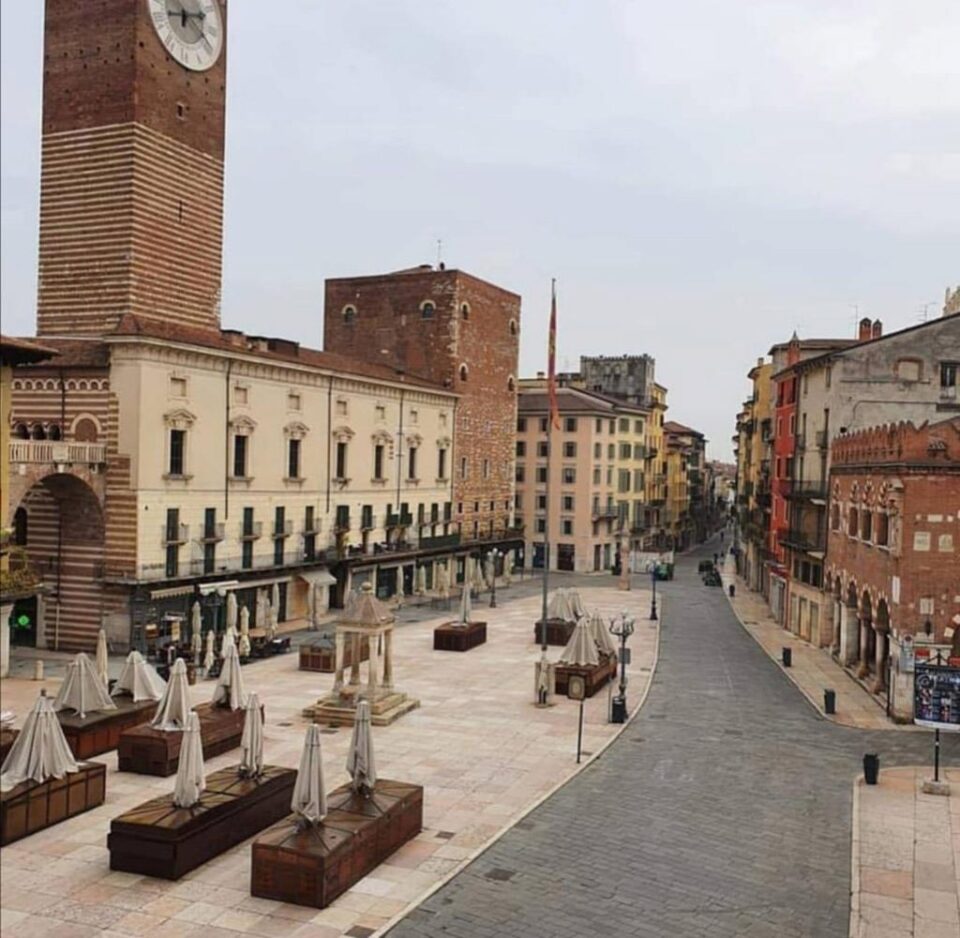 Piazza Erbè Verona goală