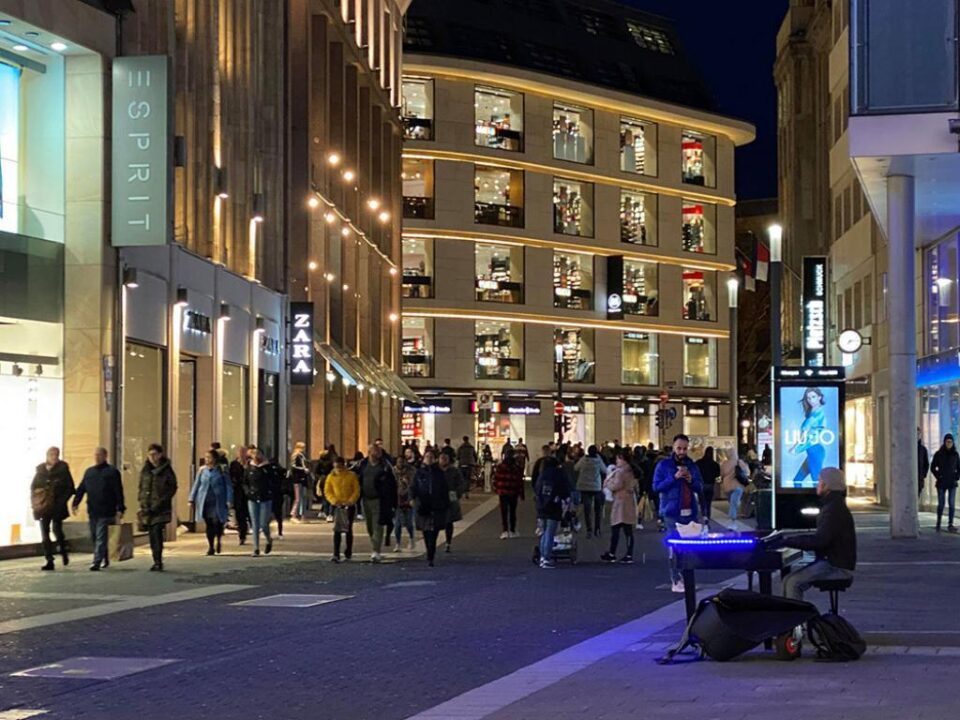 Roxana, Dusseldorf - Germania: “Noi mergem în permanență cu măști și evităm zonele aglomerate, iar lumea se uită la noi ca la urs” Roxana, Dusseldorf - Germania: “Noi mergem în permanență cu măști și evităm zonele aglomerate, iar lumea se uită la noi ca la urs”
