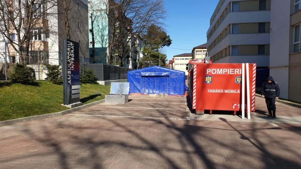 Triaj avansat, în corturi amplasate în curte, la Spitalul de Urgență Suceava