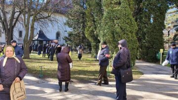 Slujba de la Mănăstirea Sfântul Ioan cel Nou de la Suceava, urmărită de suceveni pe un ecran din curtea mănăstirii