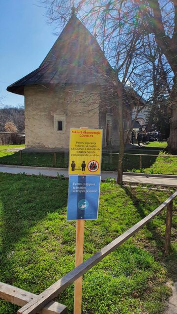 Slujba de la Mănăstirea Sfântul Ioan cel Nou de la Suceava, urmărită de suceveni pe un ecran din curtea mănăstirii