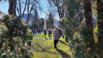 Slujba de la Mănăstirea Sfântul Ioan cel Nou de la Suceava, urmărită de suceveni pe un ecran din curtea mănăstirii