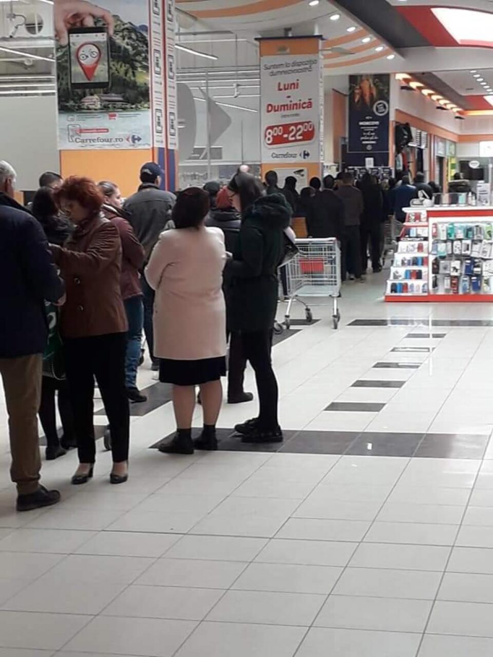 Coadă la Carrefour Coadă la Carrefour