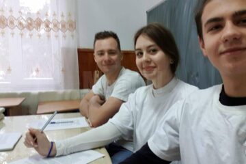 Voluntari ai Asociației Tinerilor Ortodocși Suceveni (ATOS)