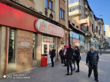 Ieri dimineață, sucevenii au luat cu asalt marile magazine. După-amiază lucrurile au revenit la normal