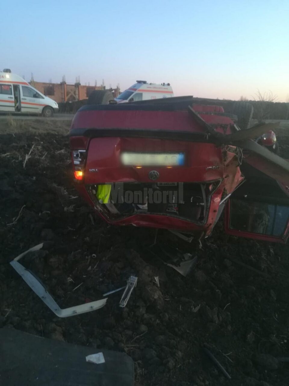 Un șofer băut s-a răsturnat cu mașina pe un ogor. El și pasagerul din dreapta au fost răniți