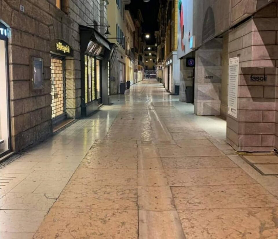 Via Mazzini, o stradă pietonală care de obicei este foarte aglomerată
