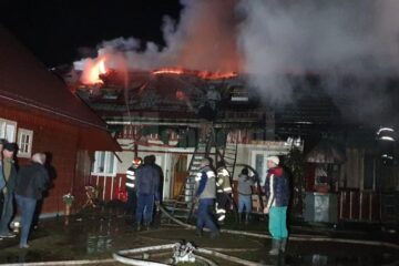 Incendiu foarte puternic, extins la trei case