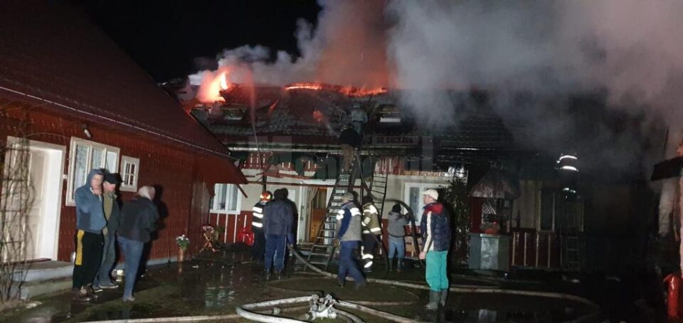 Incendiu foarte puternic, extins la trei case